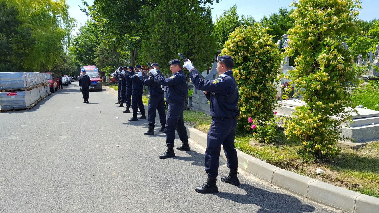 Sute de persoane au plâns pe membrii echipajului SMURD decedați în Republica Moldova | GALERIE FOTO