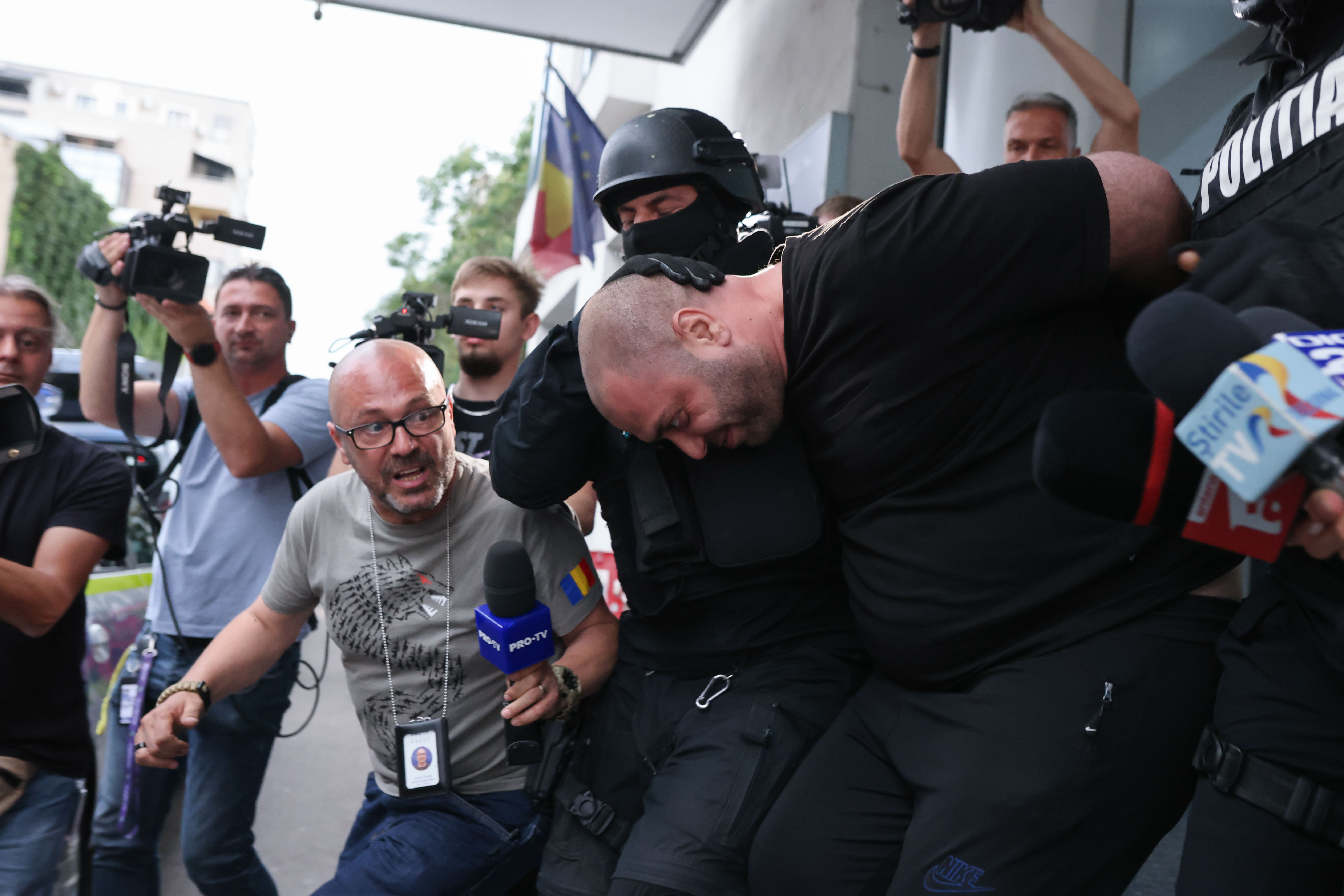 Atac cu cocktail Molotov la Ambasada Israelului din București. Suspectul a amenințat că își va da foc, dar a fost imobilizat de forțele antitero ale SRI
