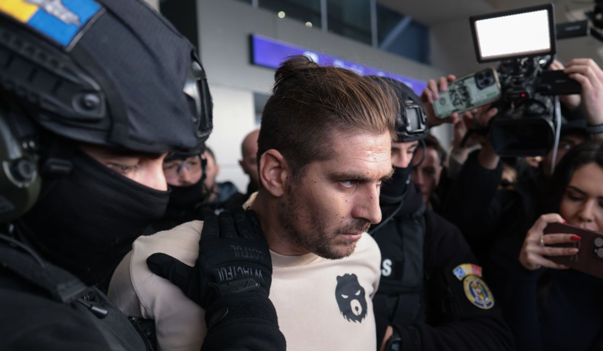 Mascați înarmați l-au scos ținut de gât din Aeroportul Otopeni pe Cosmin Costinel Zuleam, al treilea asasin al omului de afaceri Adrian Kreiner, adus în țară din Indonezia