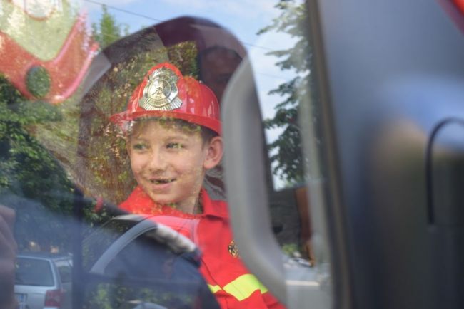 Un puști de 6 ani din Botoșani, mare fan al pompierilor, vizitat de Ziua Copilului de angajații ISU Botoșani