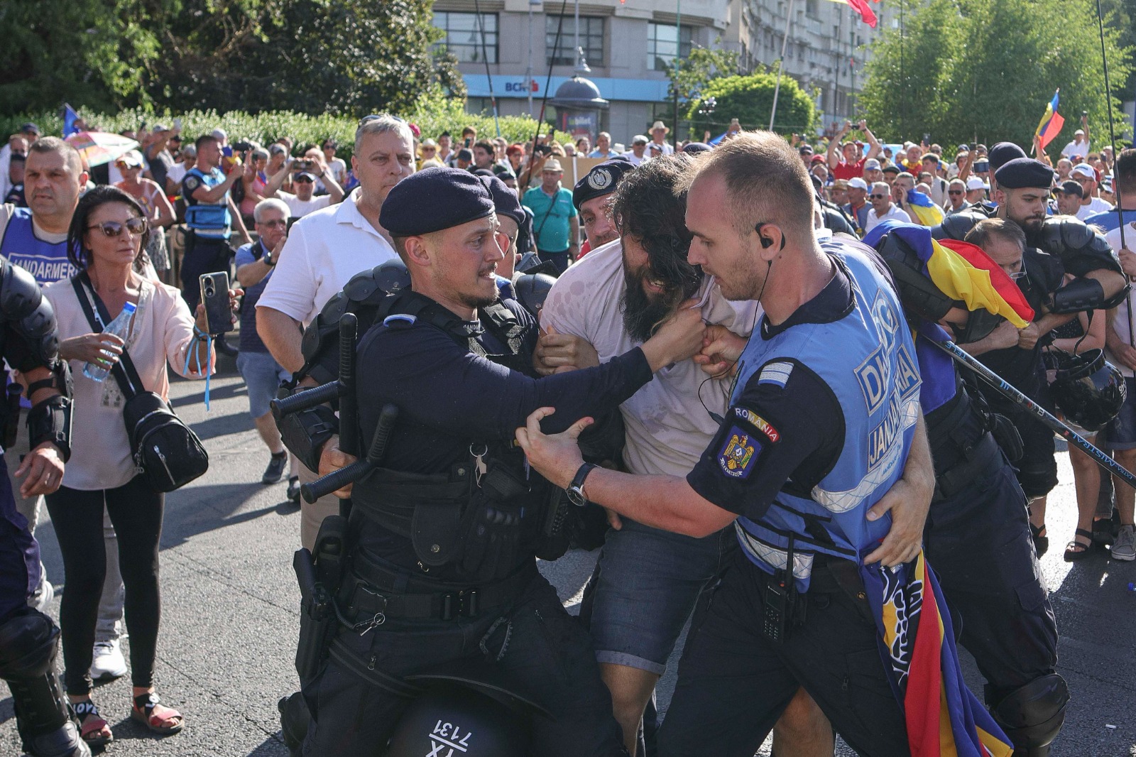 Fake-news-uri cu un jandarm care calcă drapelul și unul care plânge la mitingul pro Călin Georgescu, distribuite pe rețelele sociale, demontate de jandarmi