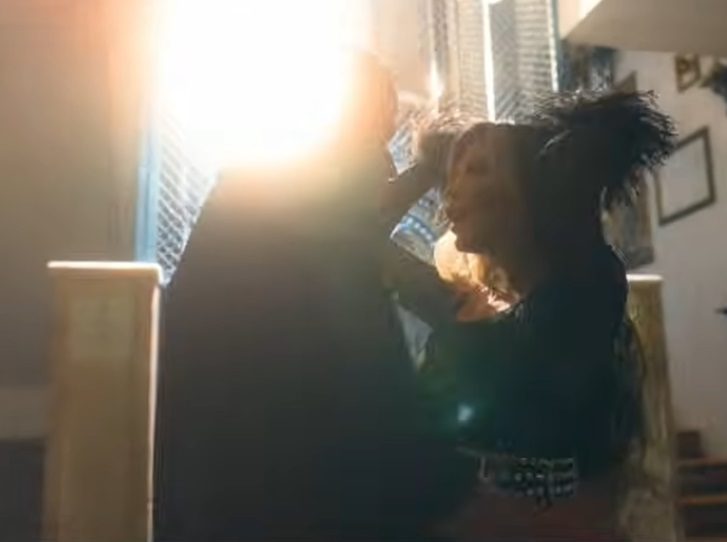 Loredana Groza, transformată în cameristă în videoclipul melodiei „Mister Amor”. În ce ipostaze apare alături de Shift