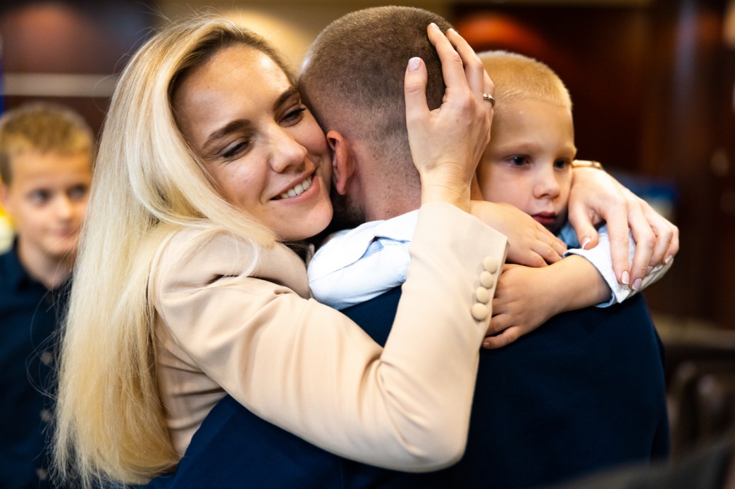Comandanții Batalionului Azov s-au întâlnit cu familiile lor pentru prima oară de când au fost eliberați de ruși, într-un schimb de prizonieri