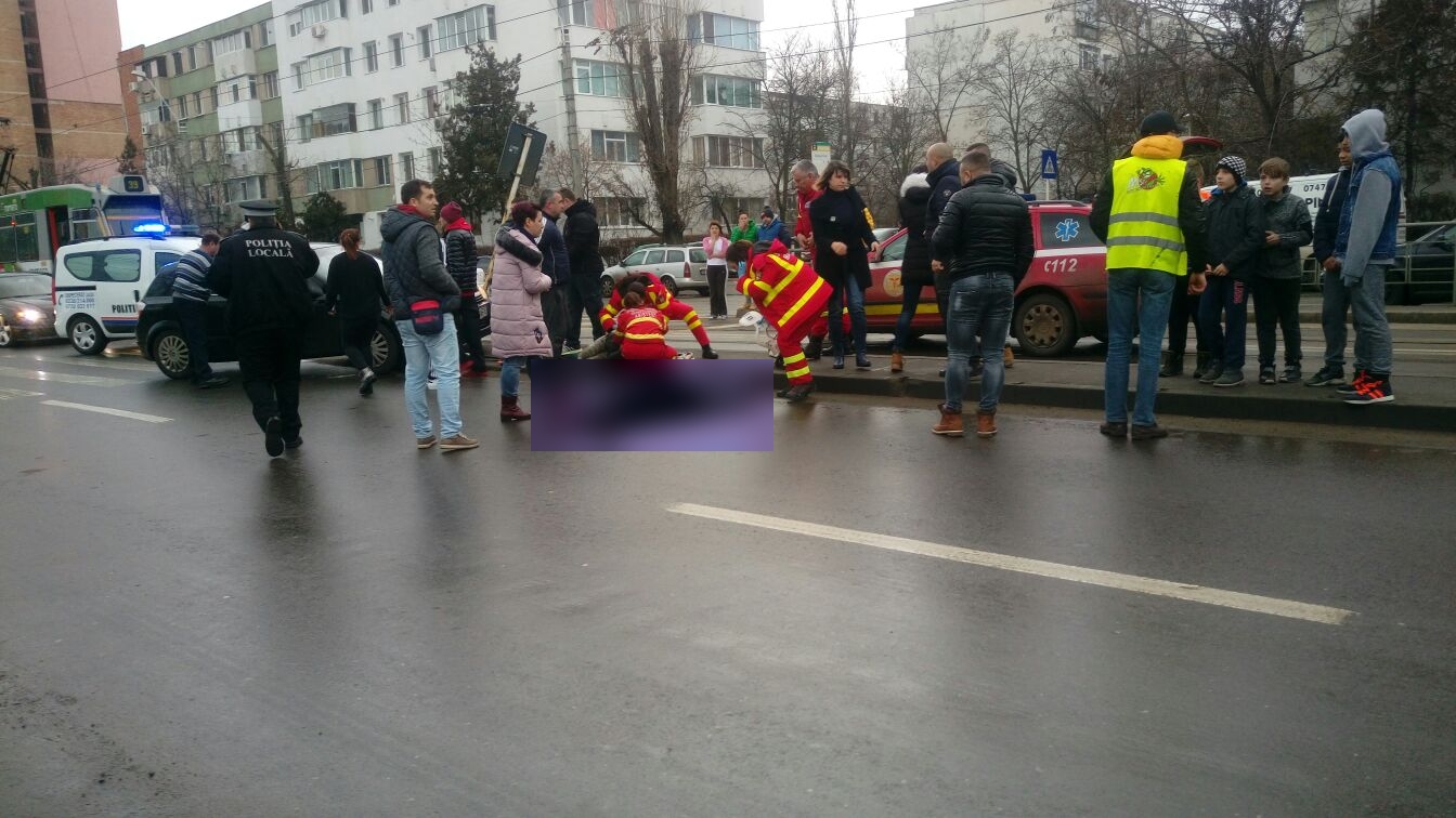 Doi copii și o femeie, răniți de o mașină pe trecerea de pietoni în Galați | FOTO