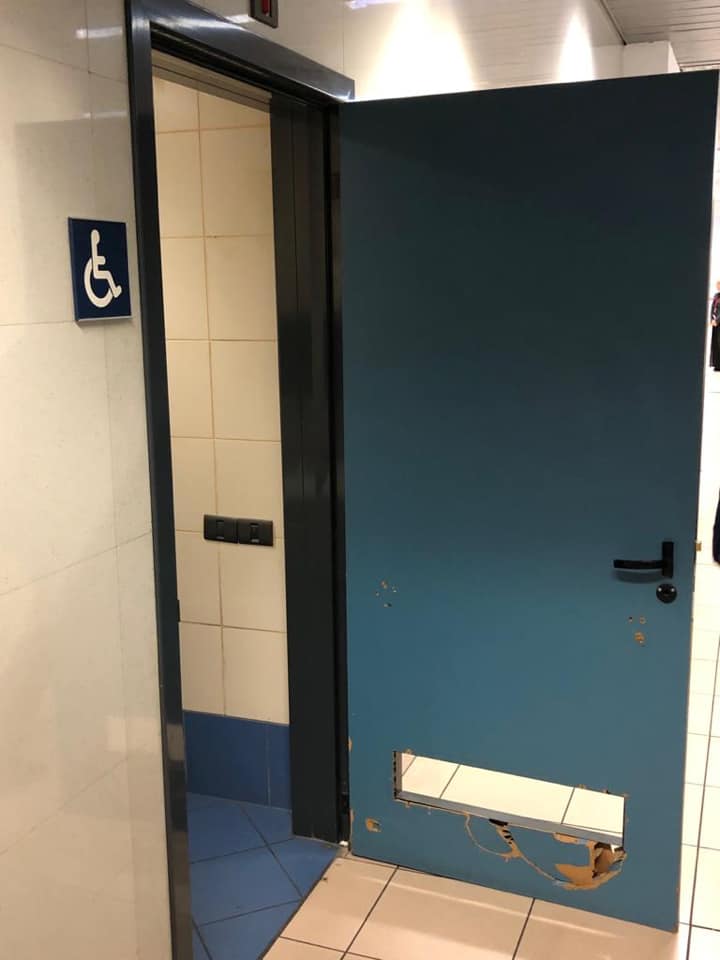 Dezastrul găsit de ministrul Transporturilor la Aeroportul Otopeni: „O mizerie de nedescris în toalete". Directorul aeroportului a fost demis
