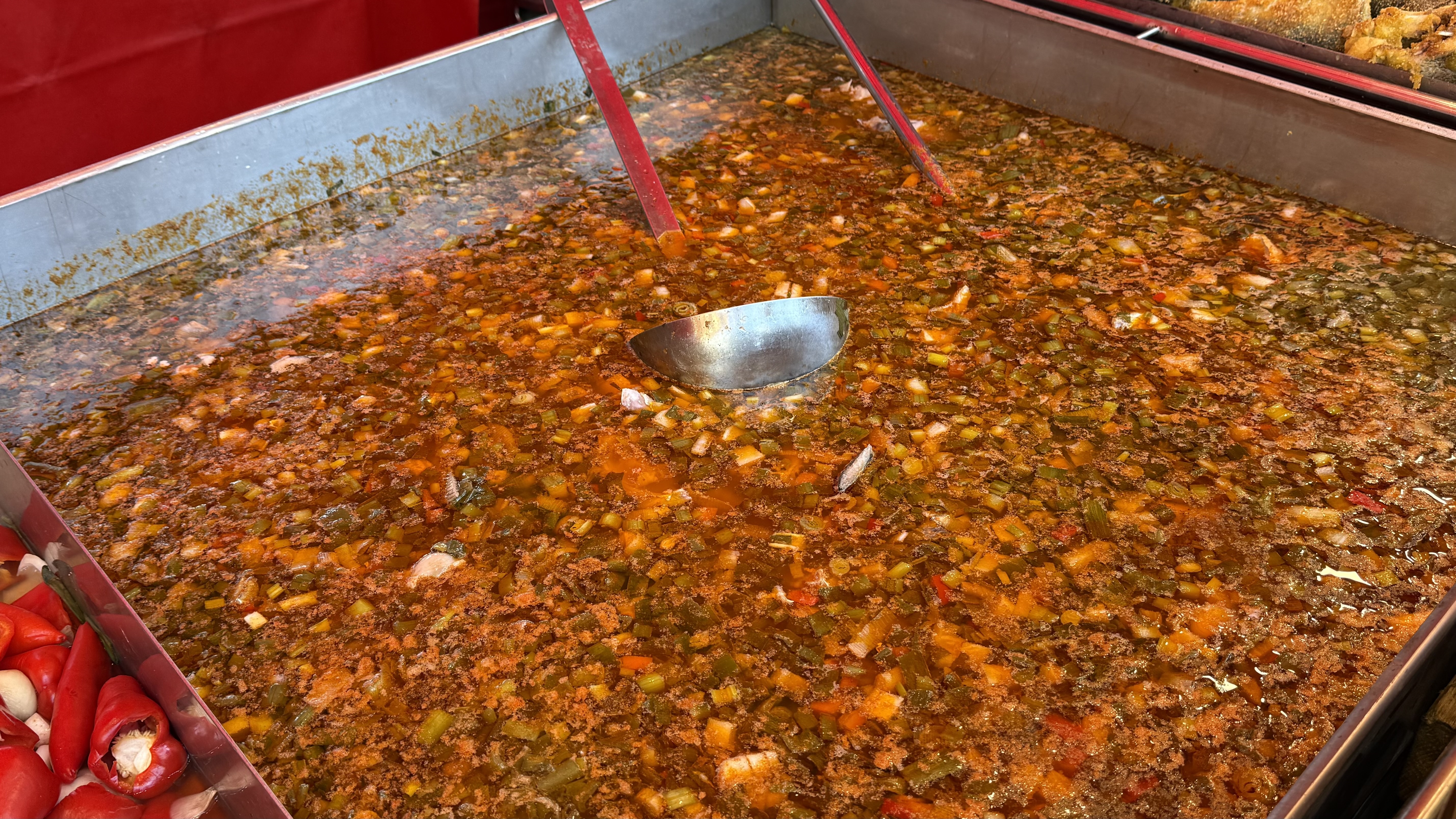 Cât costă o ciorbă pescărească lipovenească la Festivalul Pescăresc din București? O bucată de crap, cât un kilogram, în Obor