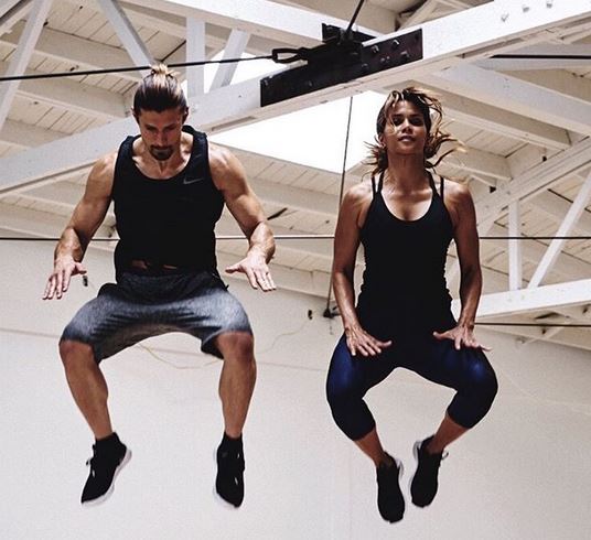 Halle Berry se antrenează ca un sportiv de performanță! Cum își menține silueta de invidiat la 52 de ani