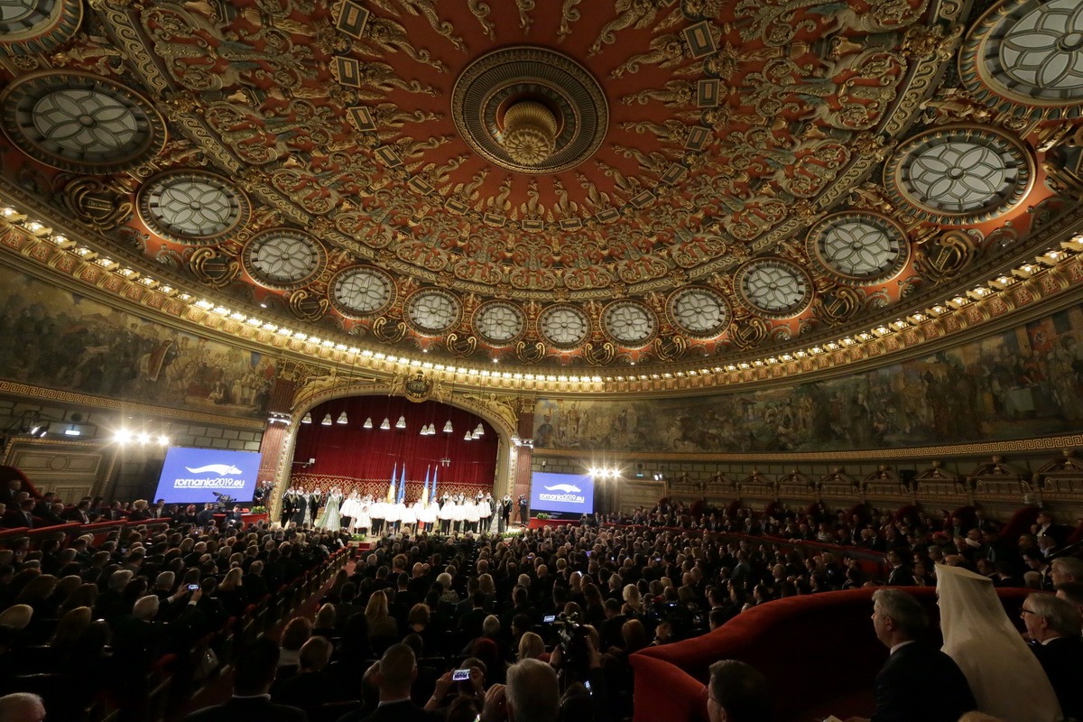 Ce nu s-a văzut la ceremonia preluării Președinției Consiliului UE: brambureală la primirea invitaţilor, aglomeraţie în sală, adversarii politici prietenoși - FOTO