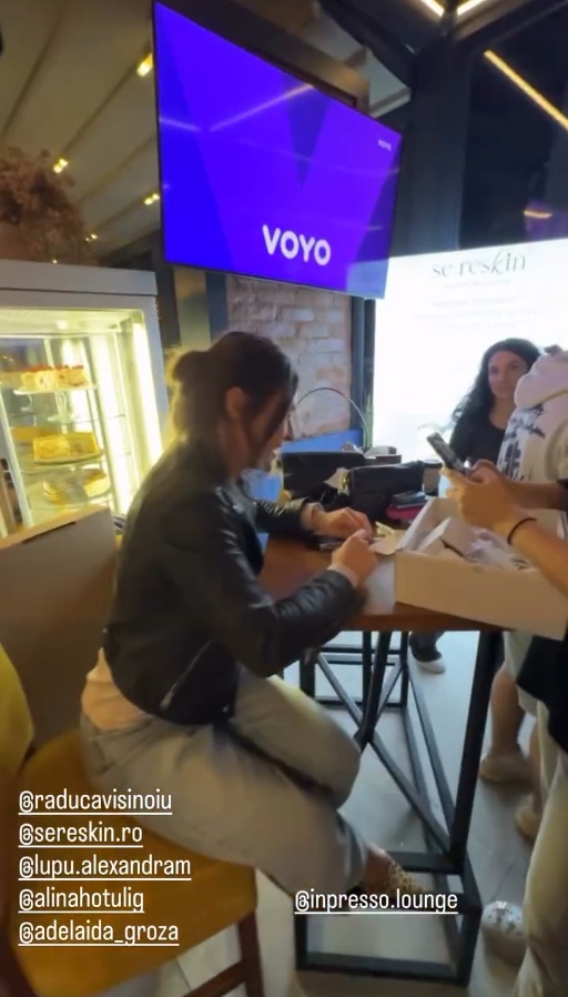 Detaliul observat de fani în cafeneaua lui Dani Oțil. Ce au văzut când Ramona Olaru a filmat televizorul din locație