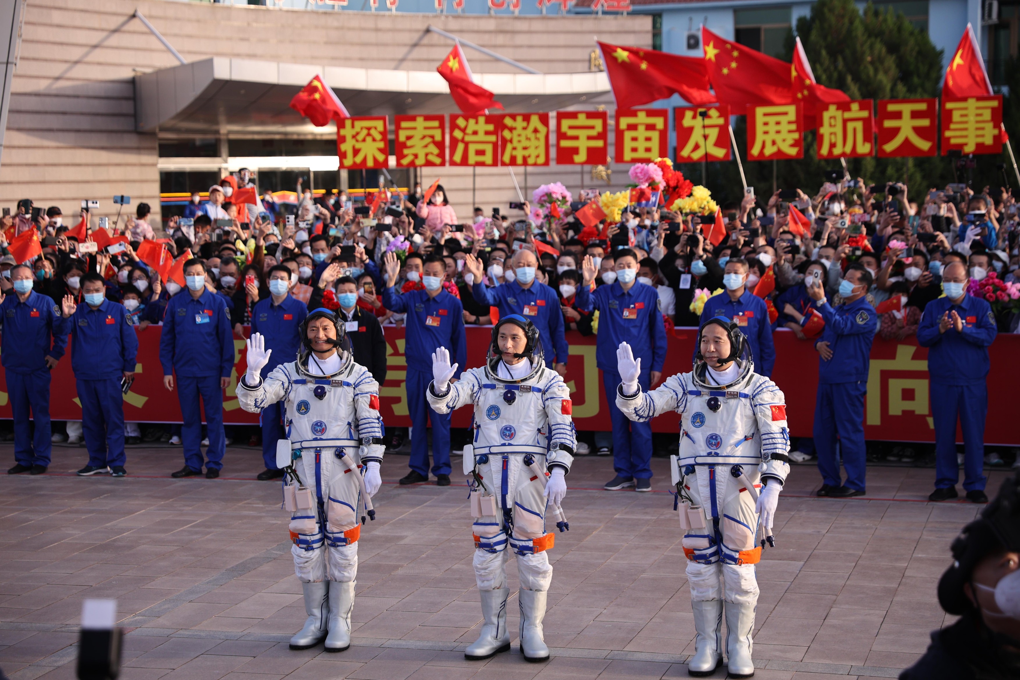 VIDEO | Momentul decolării rachetei chineze Shenzhou-16, cu primul astronaut civil la bord