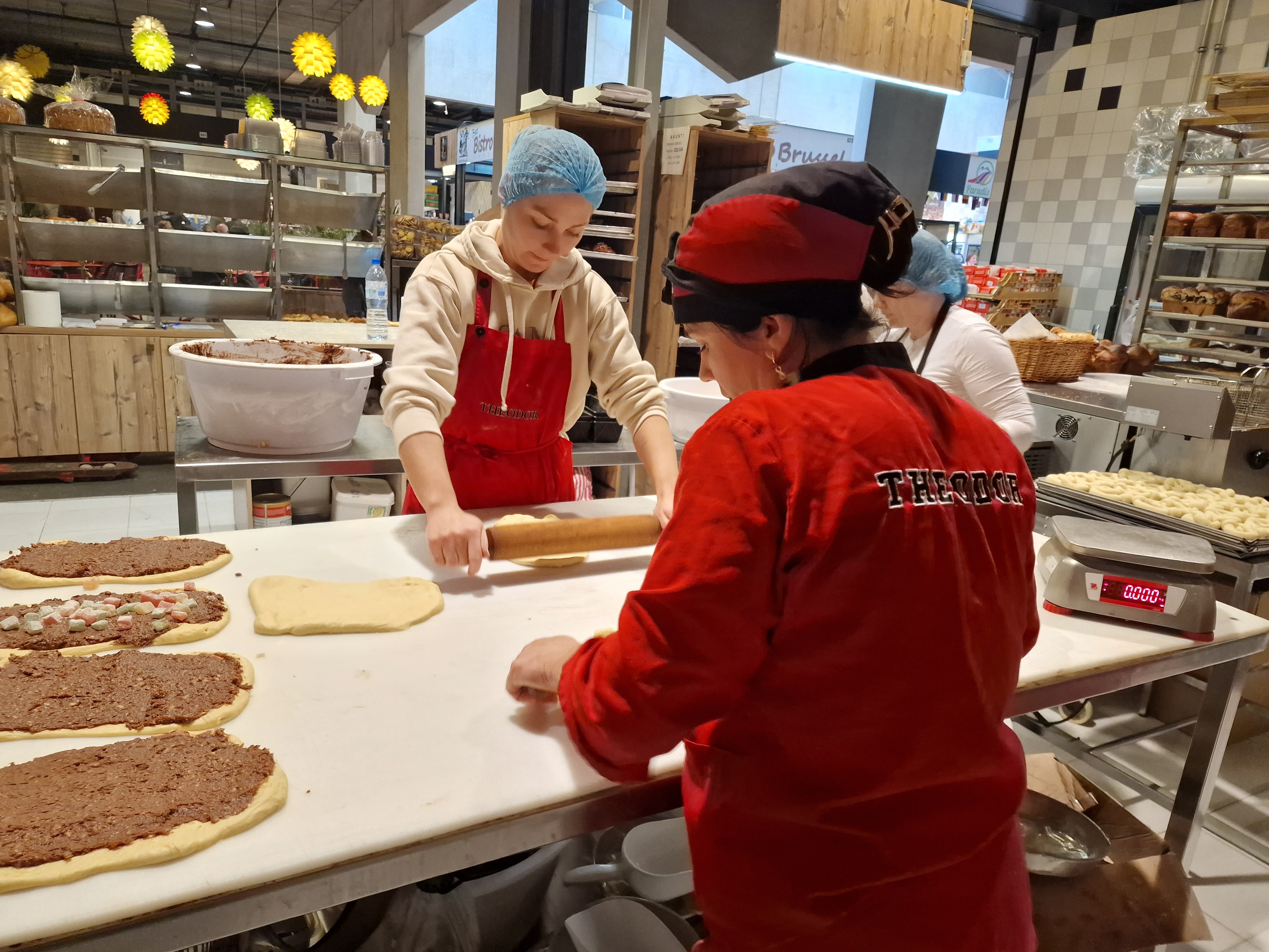 CORESPONDENȚĂ DE LA BRUXELLES. Cum a fost cucerită capitala Europei de covrigi și poale-n brâu: „60% dintre clienți sunt români, restul sunt de alte nații: belgieni, chinezi, africani”