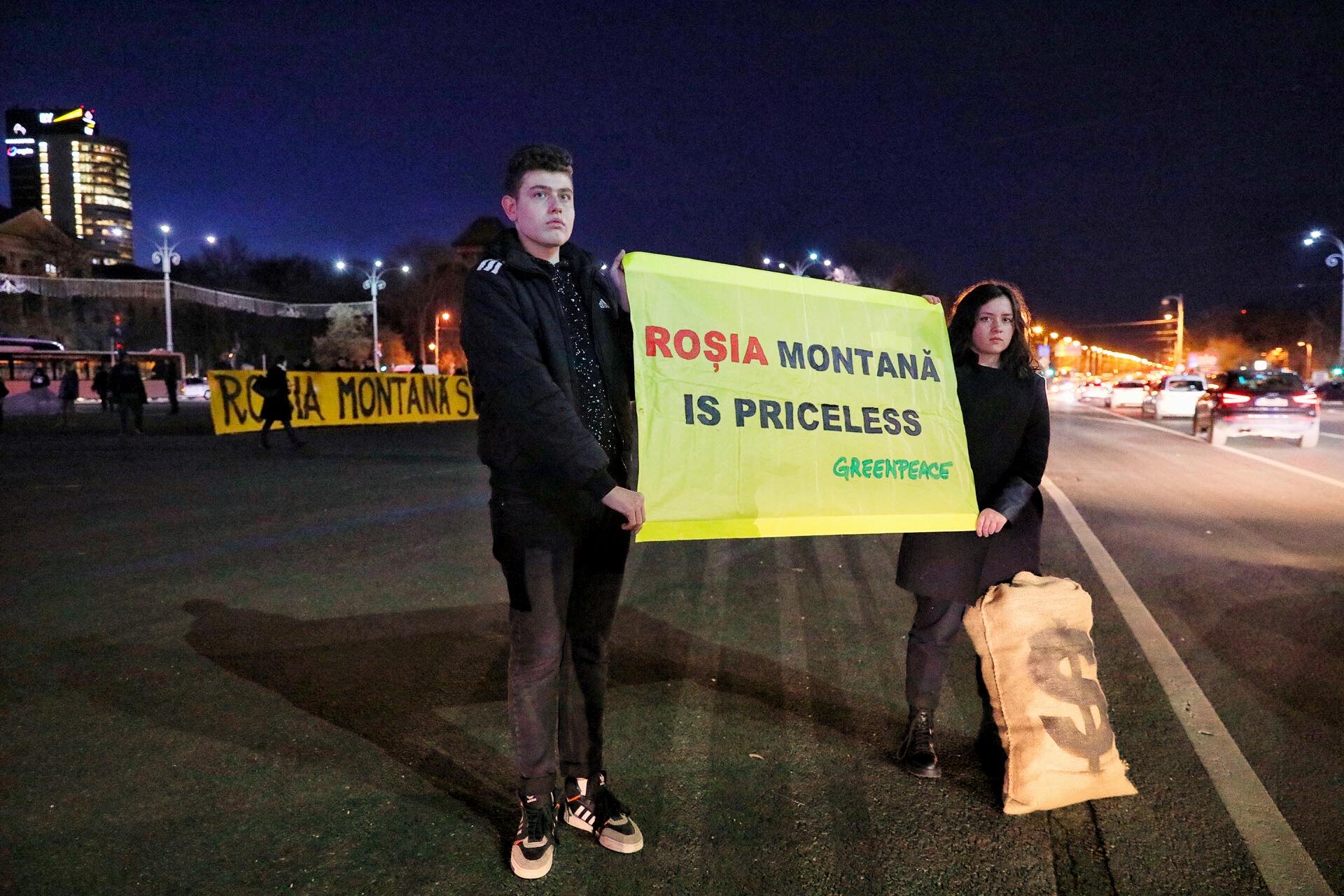 Protest în fața Guvernului: ”Uniți salvăm Roșia Montană!”. Ce le-a spus Ludovic Orban