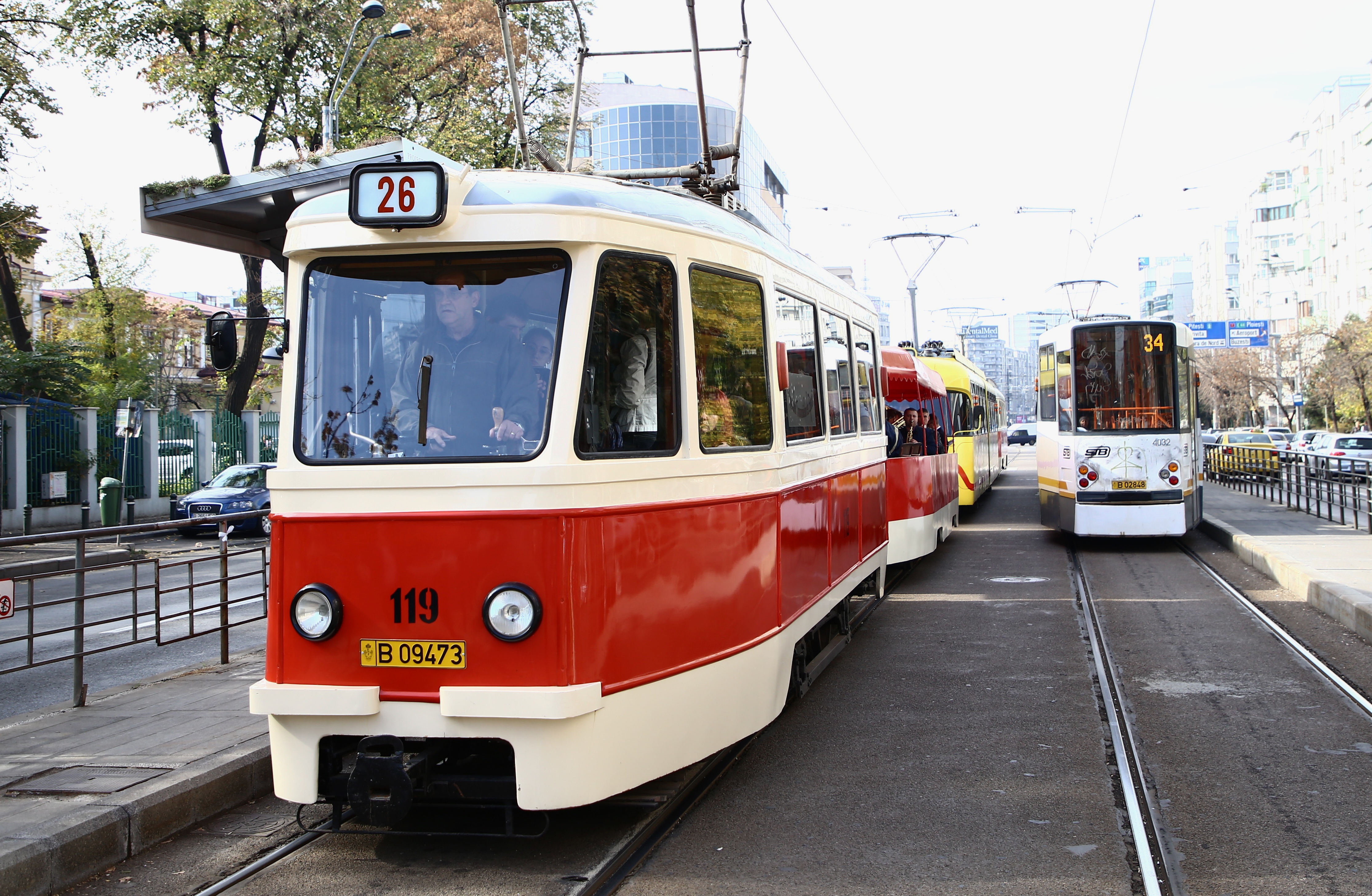GALERIE FOTO / Imagini inedite cu tramvaiele de epocă, la paradă în București. În vagoane a cântat fanfara, iar vatmanul a purtat uniforma de altădată