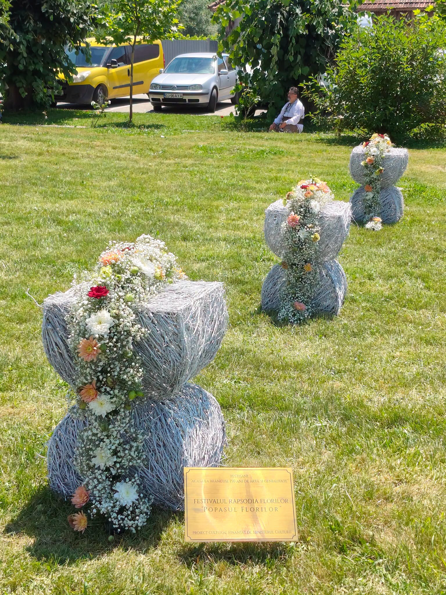 Acasă la Brâncuși. De la Artă la genialitate: motocicliști în ie, drone desenând Măiastra, ikebana cu imortele și Turneul Stradivarius
