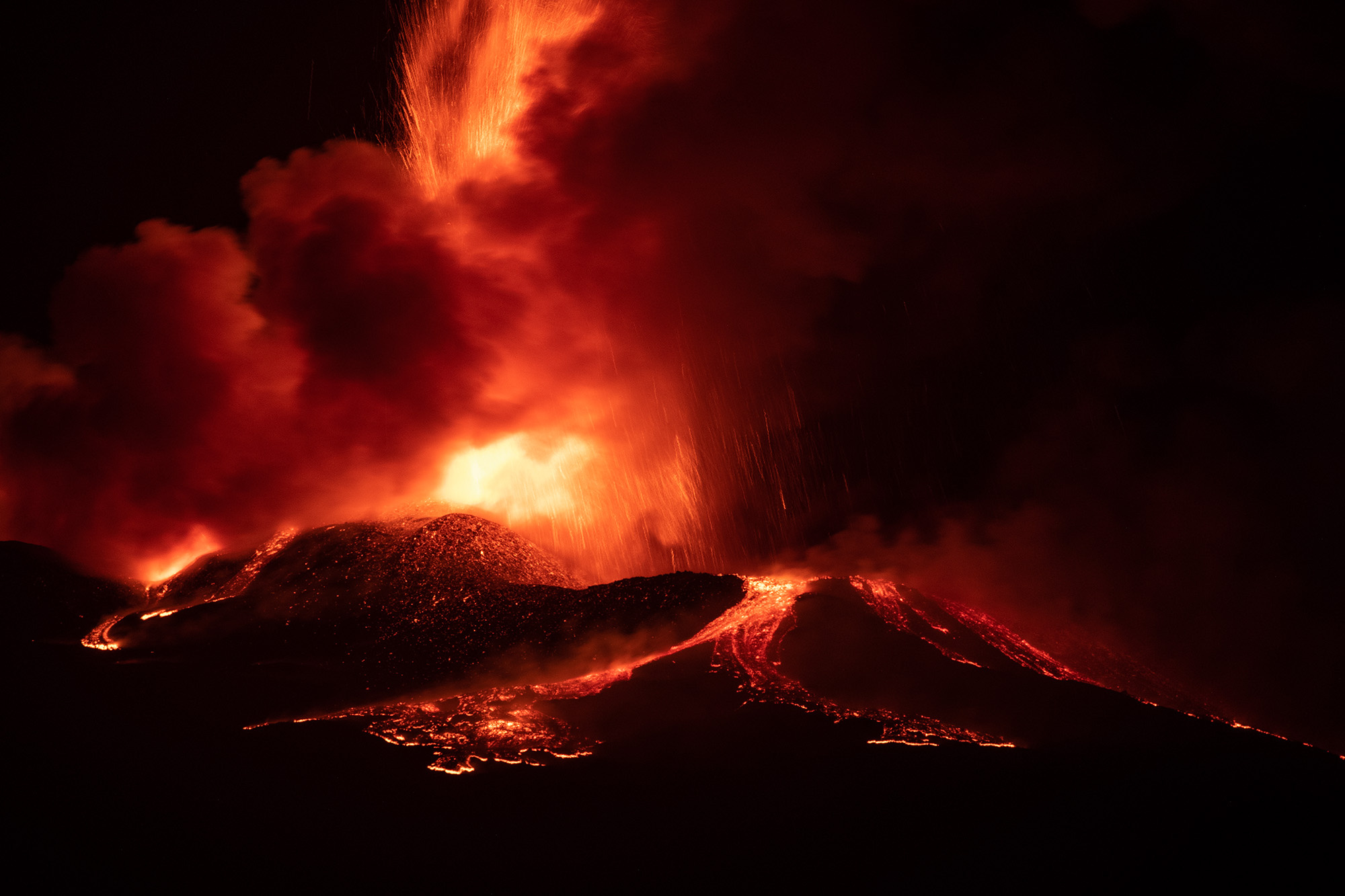 Imagini spectaculoase cu erupția vulcanului Etna. Aeroportul din Catania a fost închis, după ce pista și avioanele au fost acoperite cu cenușă
