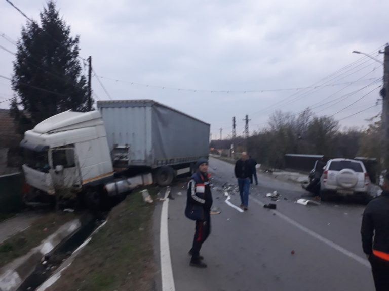 Ciocnire violentă între o mașină și un TIR încărcat cu ciment, în Prahova. Un șofer a murit