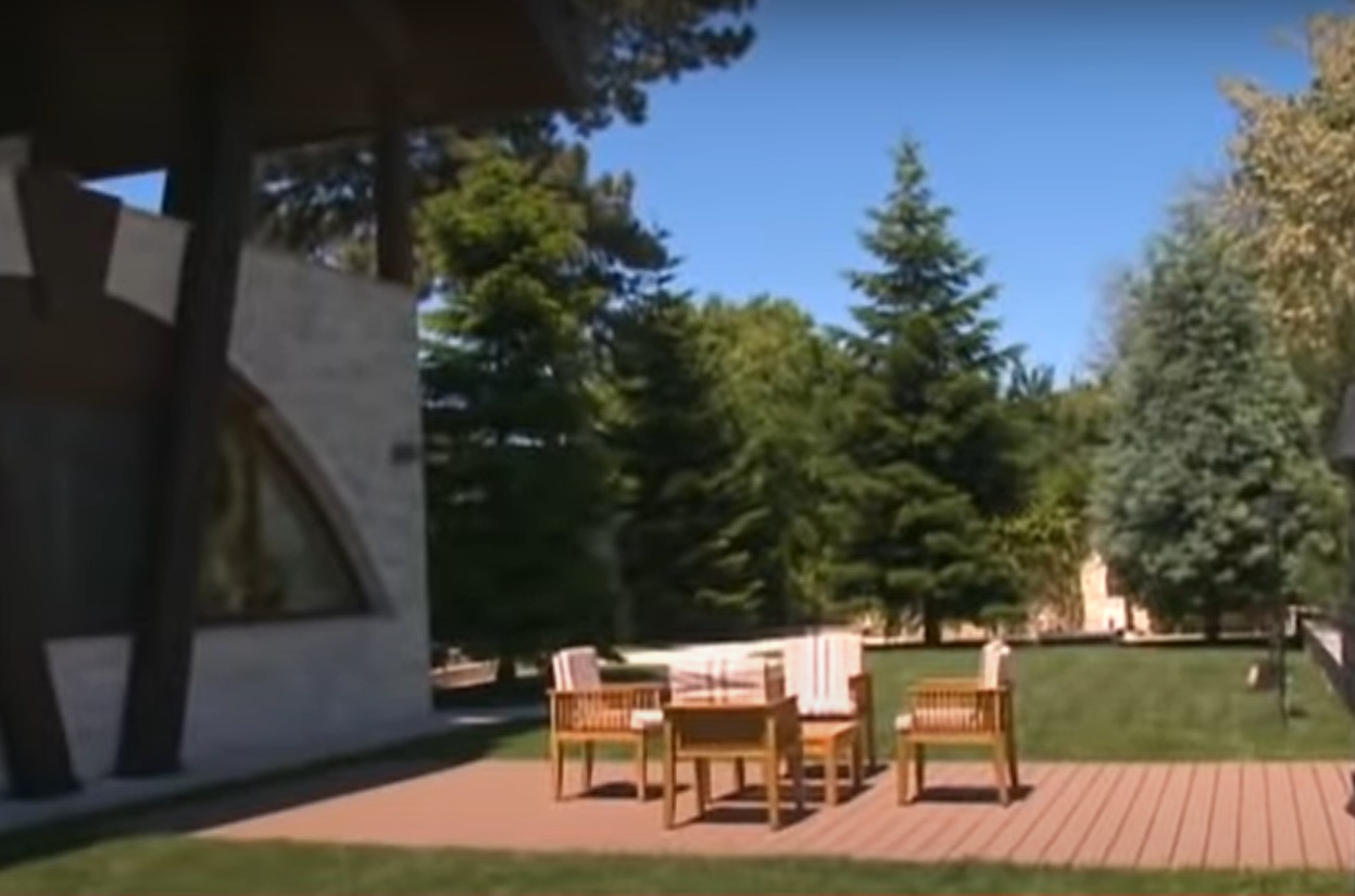 Fotografii cu casa în care locuiesc Adina Alberts și Viorel Cataramă. Vila arată ca un muzeu, la fel și grădina, unde au o fântână arteziană cu statui