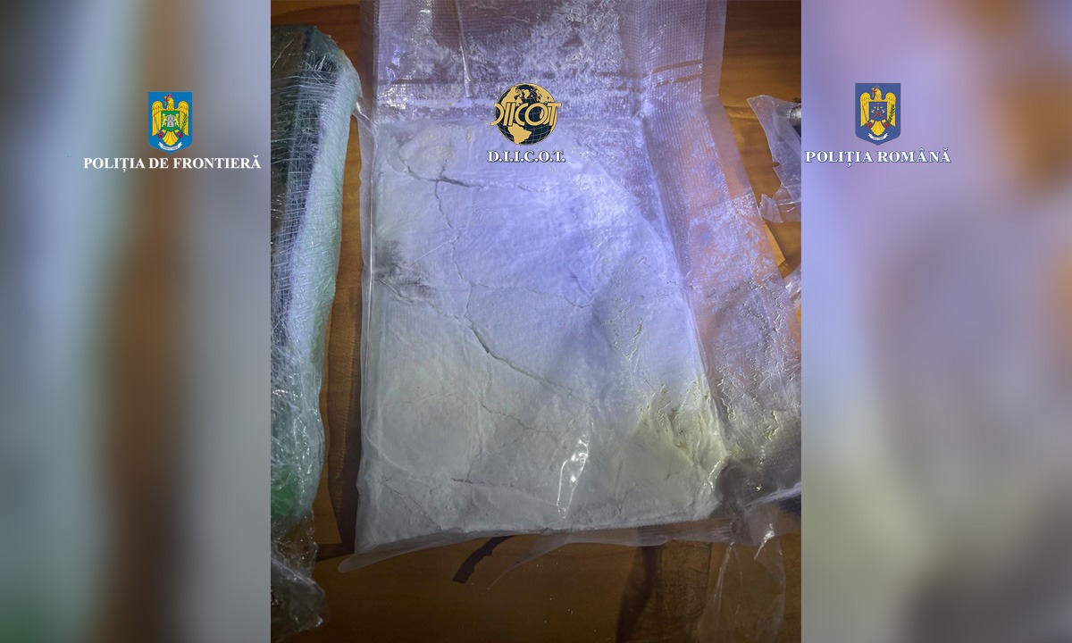 Un bărbat a fost arestat de polițiștii din Oradea, după ce a ascuns două kilograme și jumătate de cocaină în caroseria mașinii