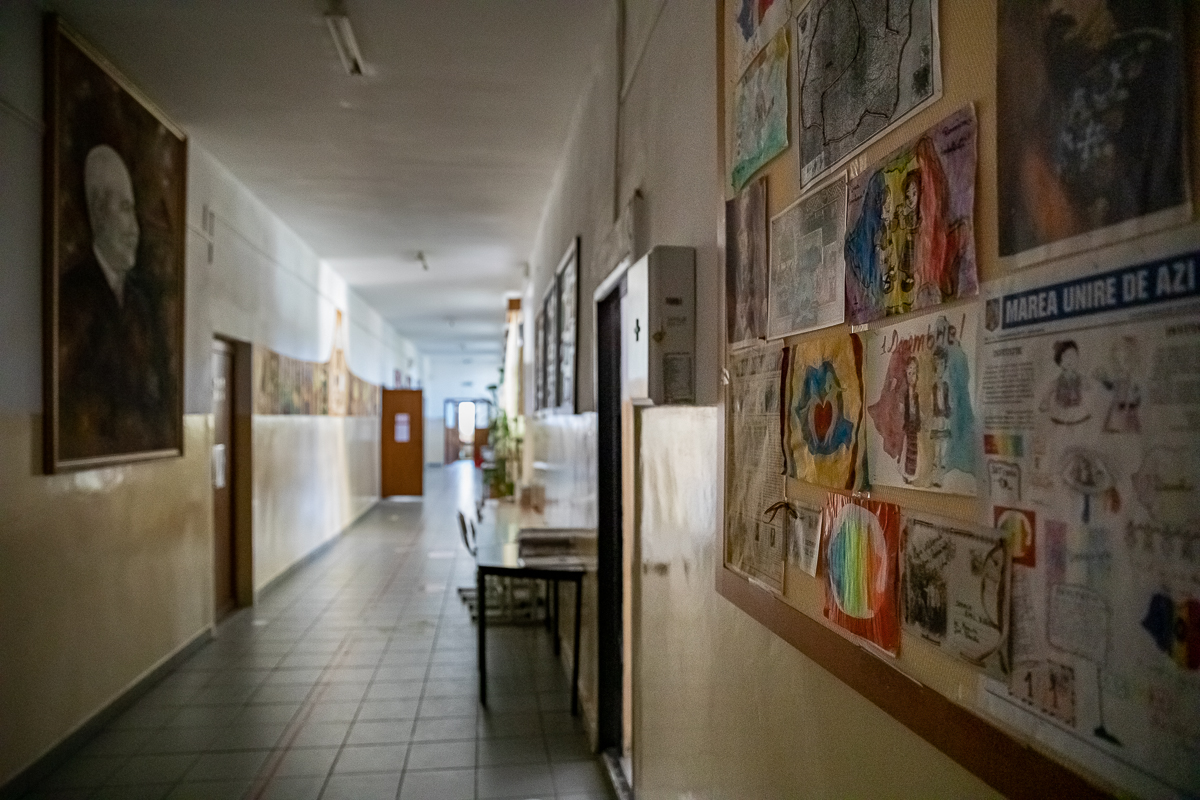 Reportaj. “Mi-e dor să ies la tablă”. Dascăl la sat înseamnă să fii şi agent sanitar, şi asistent social, şi un pic detectiv