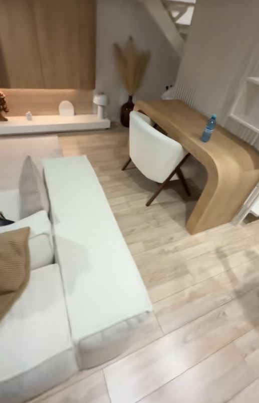 Imagini din apartamentul în care locuiește Daniela Crudu. Doar o oglindă a costat 7.000 de lei