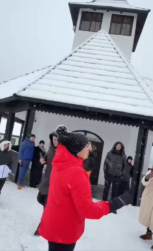 Cât costă o noapte de cazare la hotelul de cinci stele din Transilvania unde au petrecut Andra și Cătălin Măruță Crăciunul. Copiii i-au însoțit