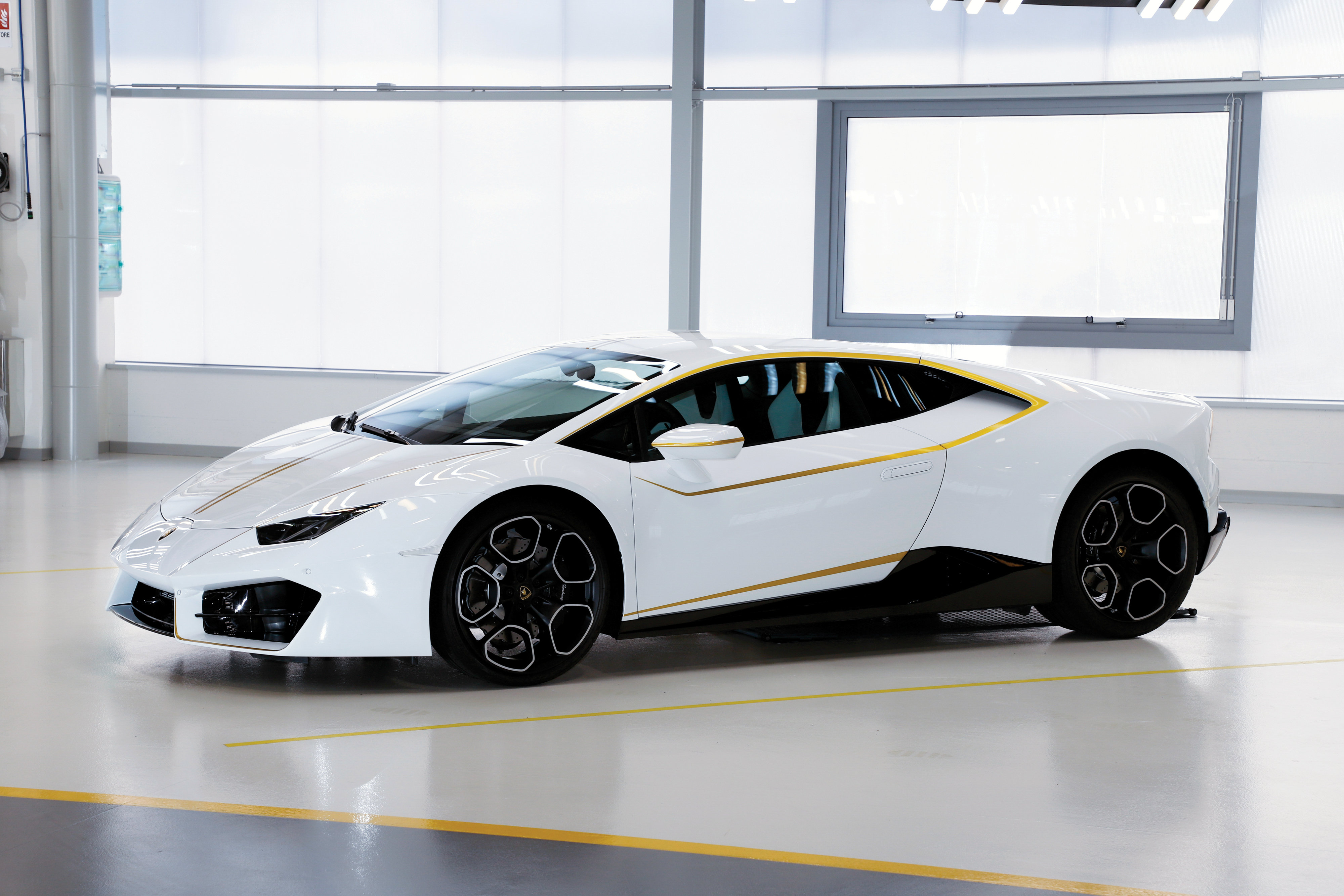 FOTO | Un Lamborghini de sute de mii de dolari poate fi câştigat pentru doar 10 dolari