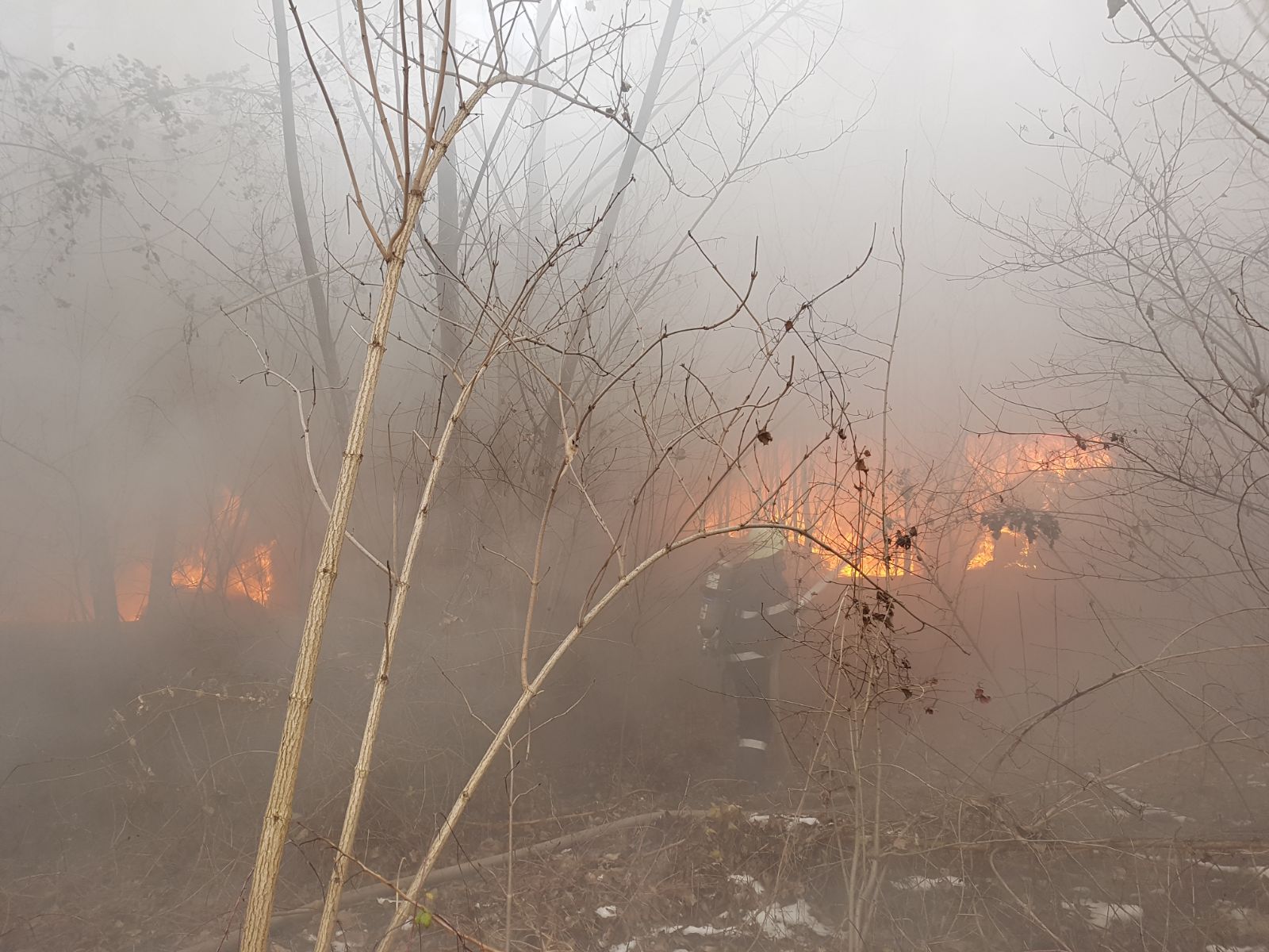 UPDATE Incendiu în Vaslui. A ars un depozit de deșeuri FOTO&VIDEO