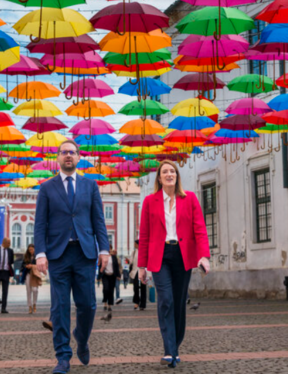 Roberta Metsola s-a plimbat în Timișoara alături de Dominic Fritz: „I-am arătat semnele gloanţelor care au mai rămas pe clădirile noastre” 