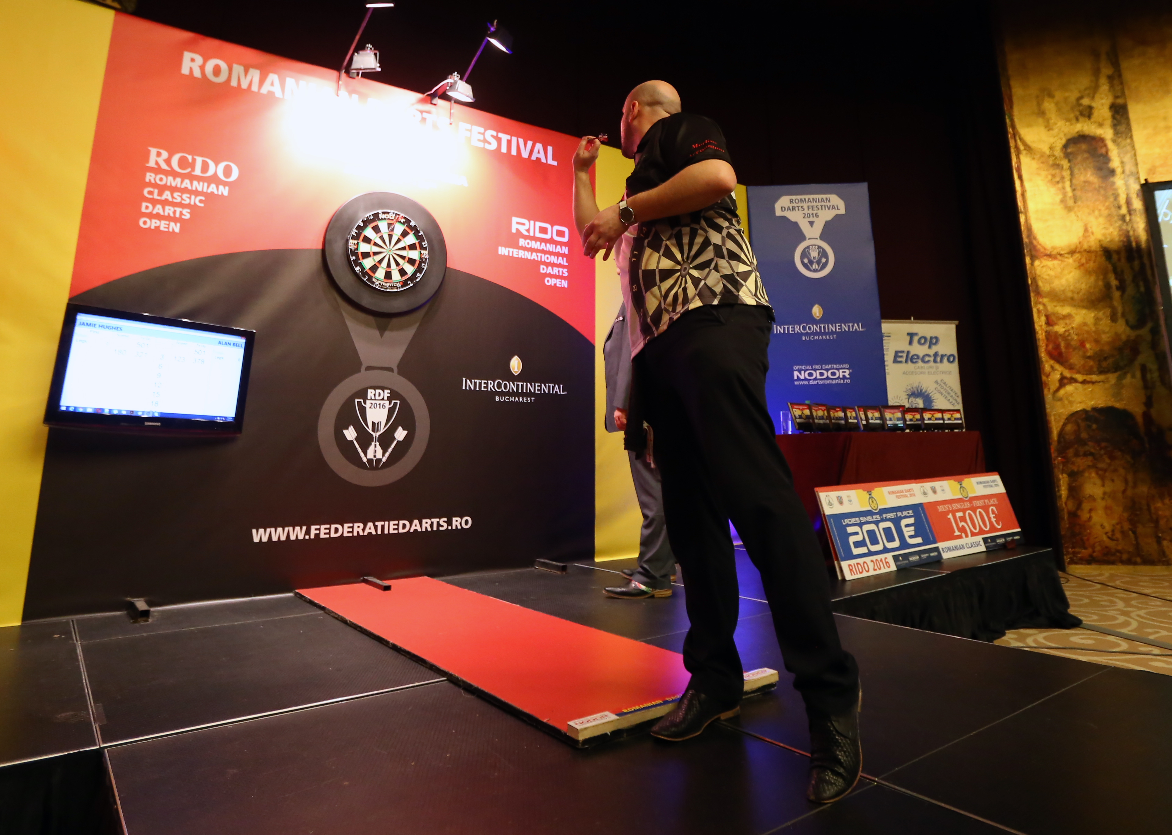 Cei mai tari țintași! Romanian Darts Festival - peste 350 de jucători profesionişti din Europa, la București. Jamie Hughes și Annette Tillborn, învingători