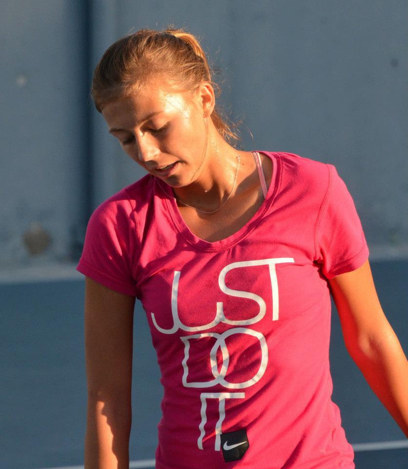 Un mare talent al tenisului tricolor se stinge în Cipru: ”Caut sponsor, pentru a-mi realiza visul!”. Raluca Șerban a intrat pe mâna antrenorului care l-a făcut mare pe Baghdatis. Sportiva este valoroasă, dar și frumoasă / GALERIE FOTO