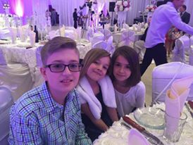 FOTO | O mamă a trei copii născuți în America a fost deportată în Albania fără a i se permite să-și ia rămas bun de la familie