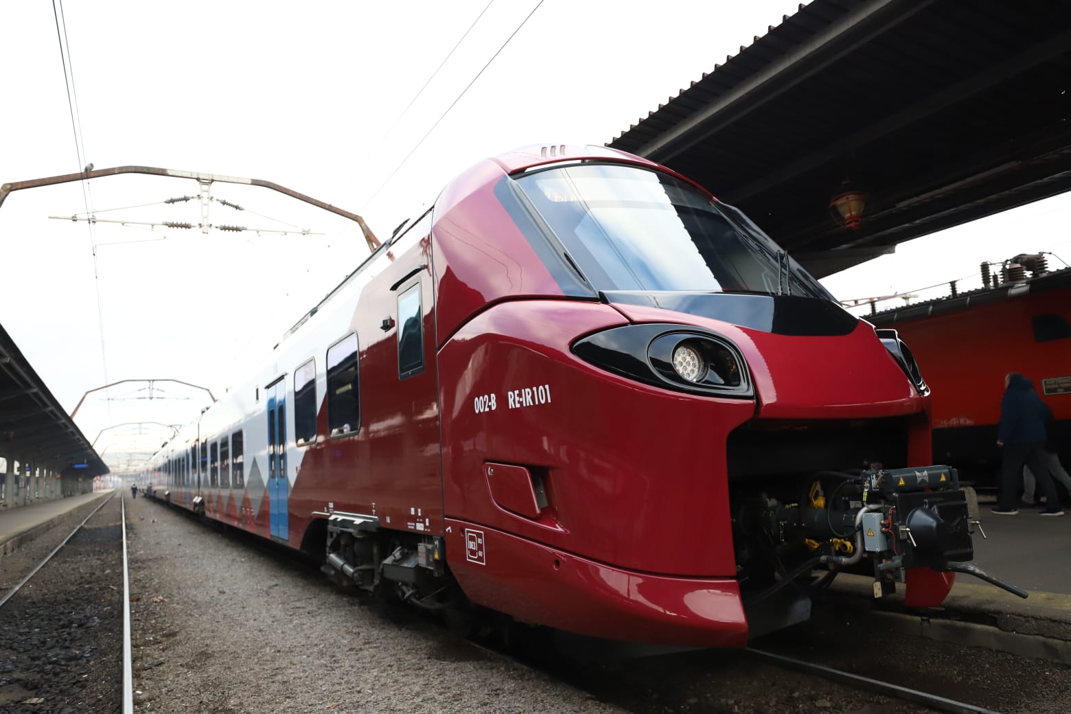 Imagini cu primul tren cumpărat de CFR în ultimii 20 de ani, la plecarea din Gara de Nord spre Brașov | VIDEO