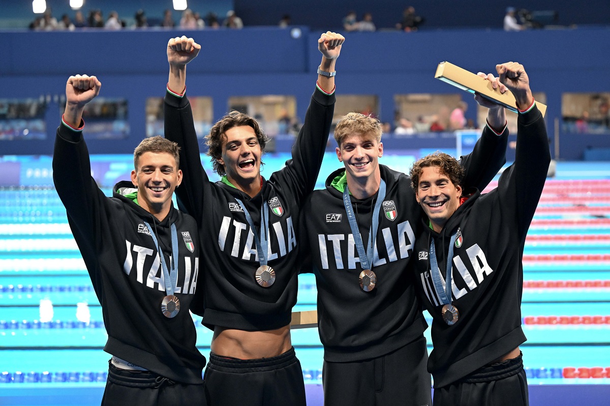 „Zeul frumuseții” la Paris, campionul olimpic Thomas Ceccon, filmat când doarme în parc, pentru că e prea cald în camerele din Satul Olimpic