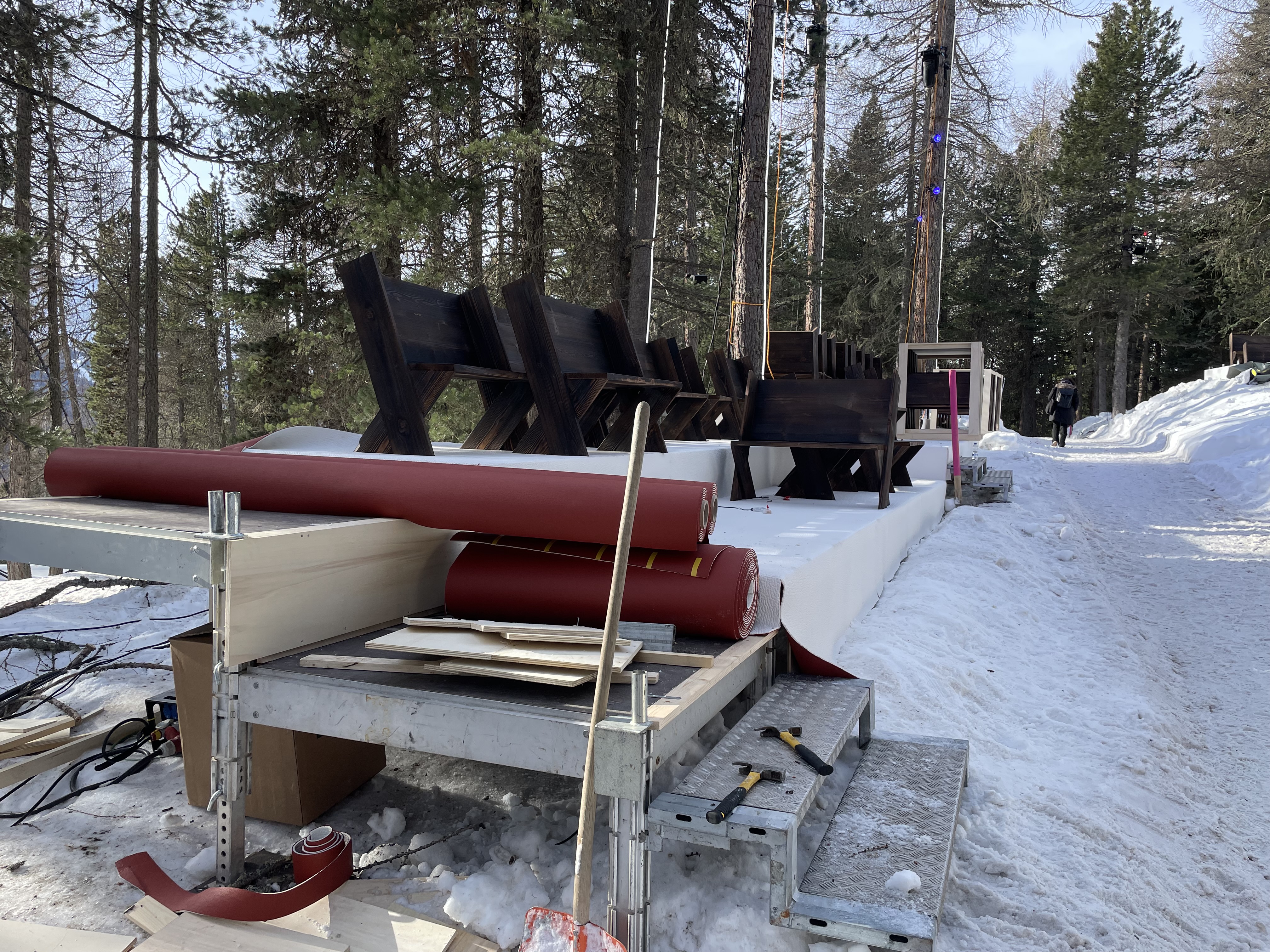 Prezentare de modă exclusivistă în mijlocul unei păduri, la St. Moritz. Organizațiile de mediu se tem că vor fi tăiați copacii. Cine este organizatorul