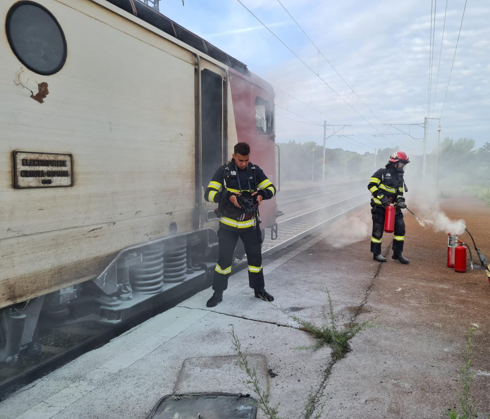 Locomotiva unui tren de călători a luat foc în județul Prahova, pe ruta Brașov - București Nord. Pasagerii s-au autoevacuat