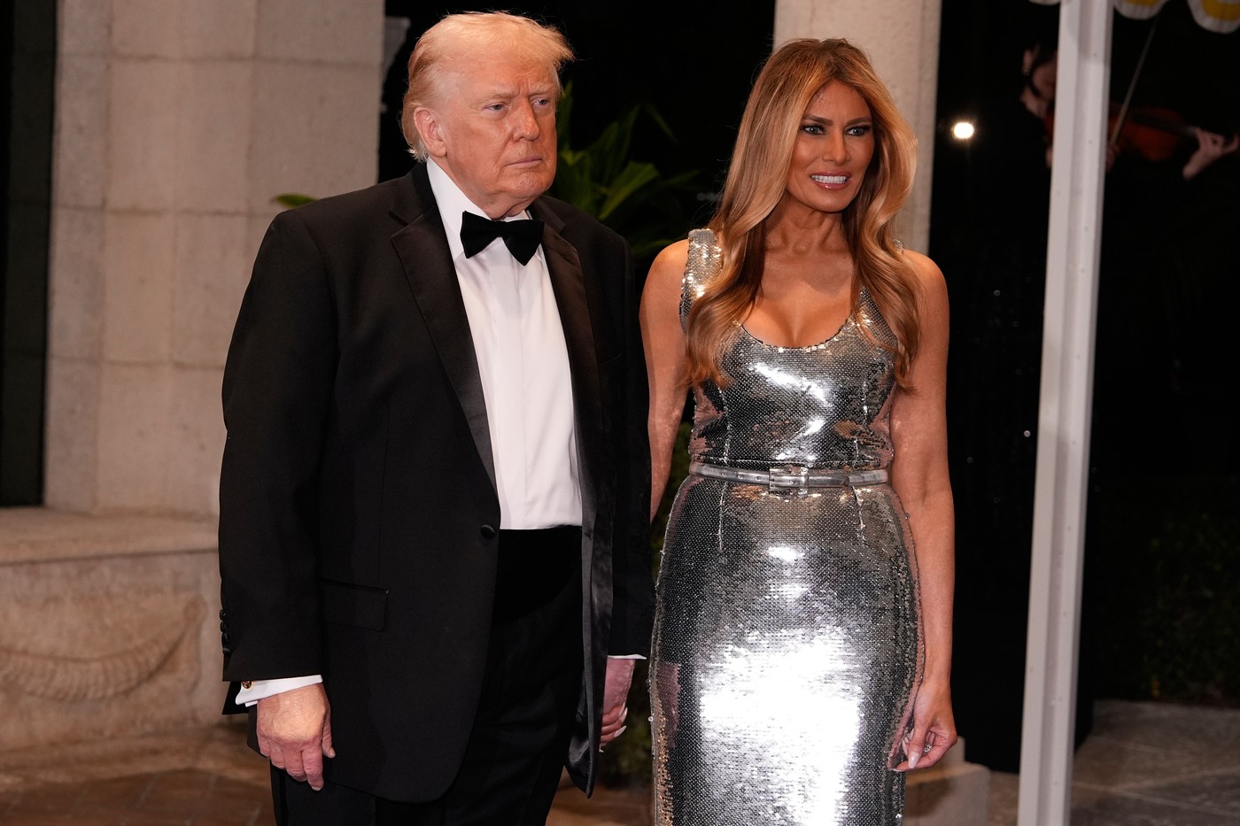 Cât costă rochia argintie purtată de Melania Trump de Revelion 2026. A strălucit la brațul președintelui la petrecerea de la Mar-a-Lago