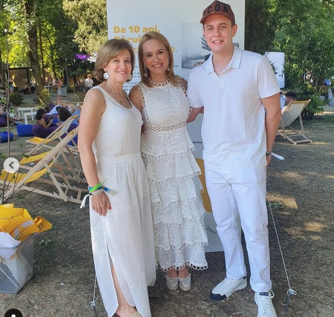 Cum s-a descurcat Andreea Esca în postura de DJ la UNTOLD 2022. Prezentatoarea a apărut alături de Aris Melkior, fiul ei