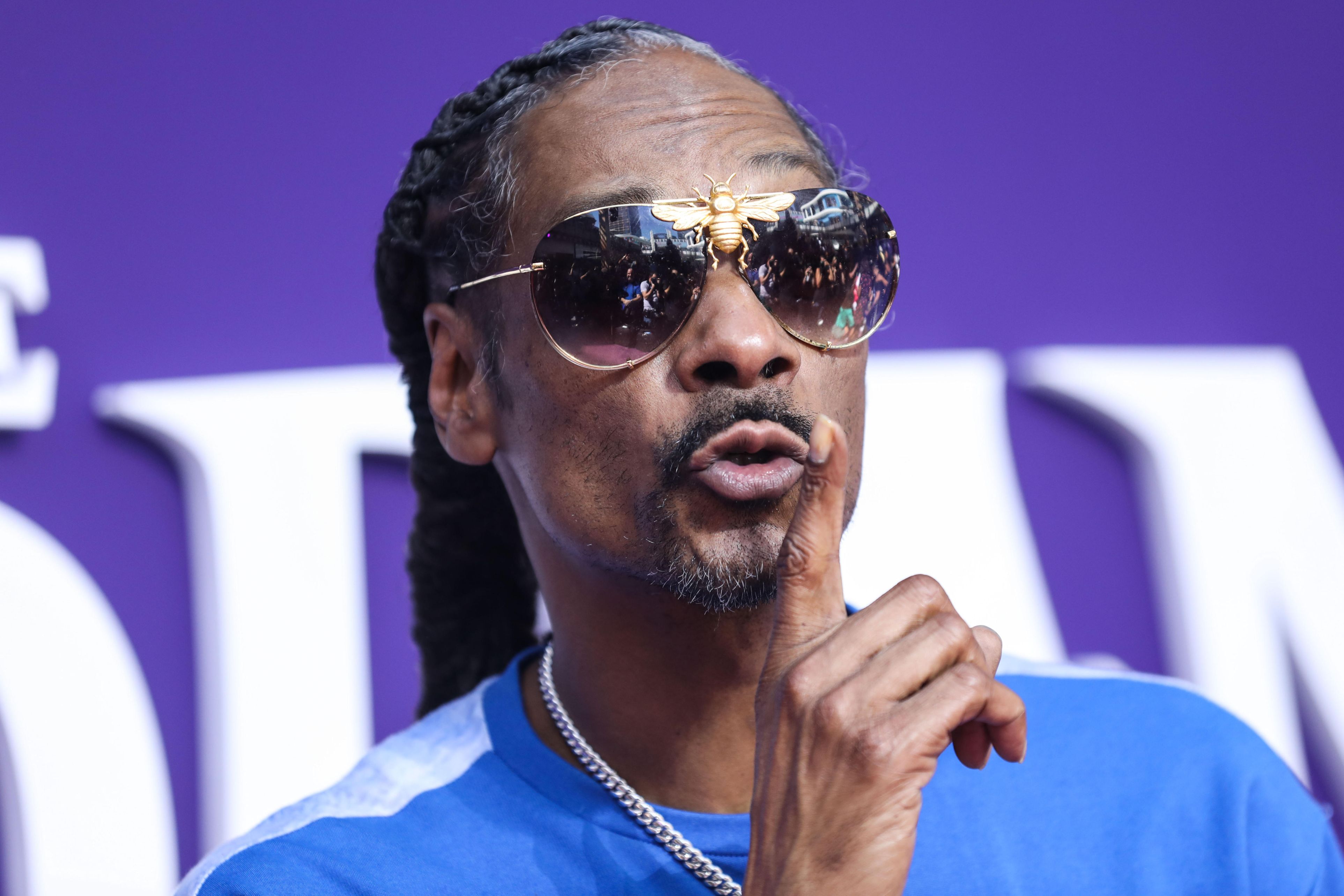 Snoop Dogg dezvăluie că „renunțarea la fumat” a fost o campanie publicitară. Artistul a stârnit controverse pe internet