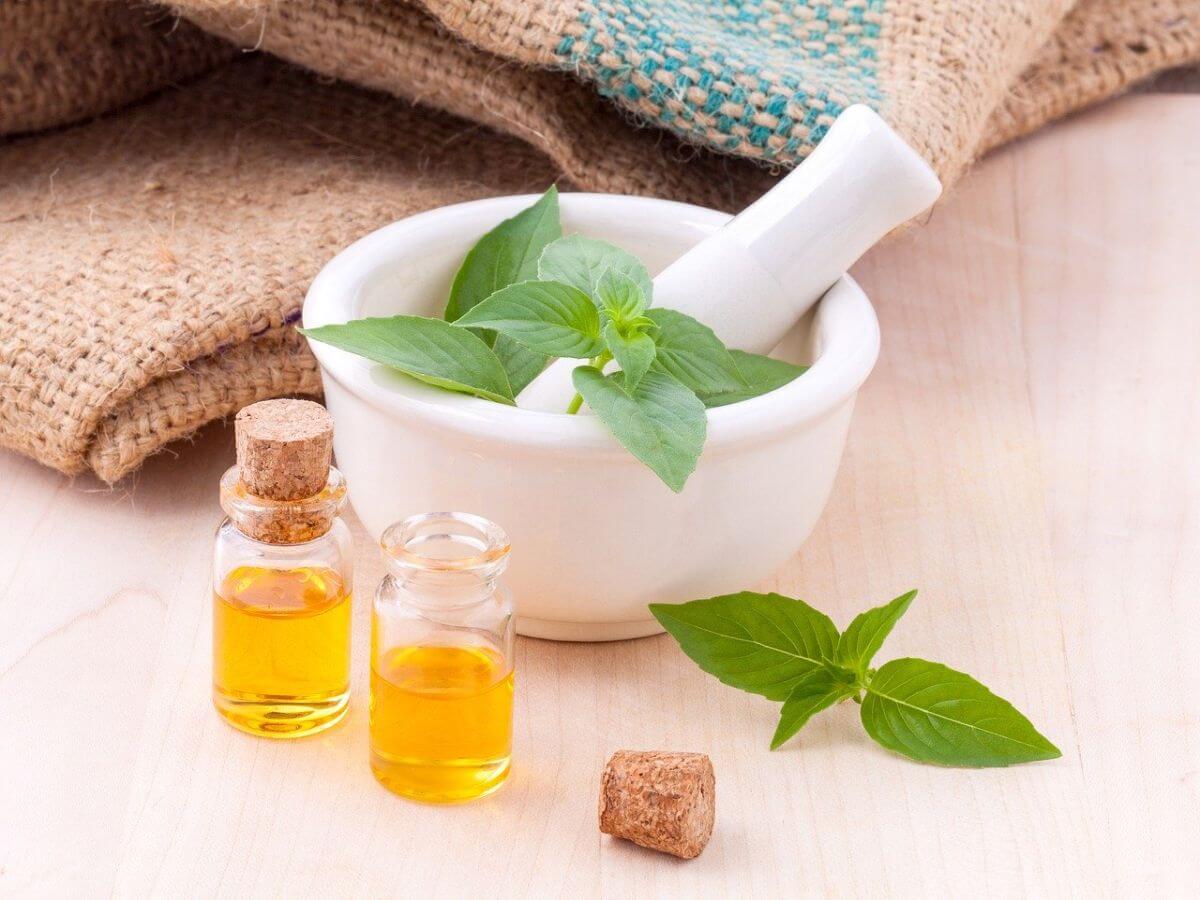 Cum îți faci singură un parfum și alte cosmetice. Doar cu ingrediente naturale