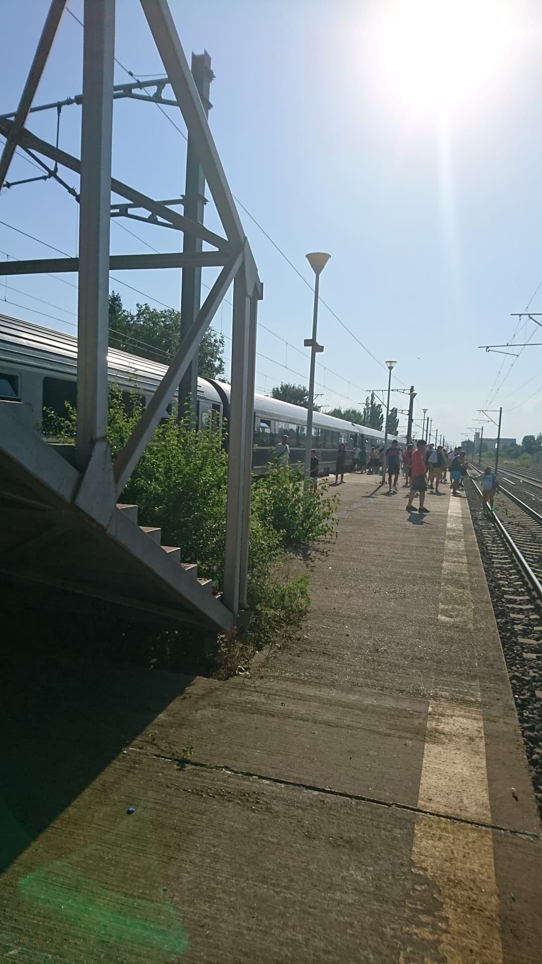 Zeci de călători, blocați la aproape 40 de grade în trenul cu care se întorceau de la mare. „Nu a mers aerul”