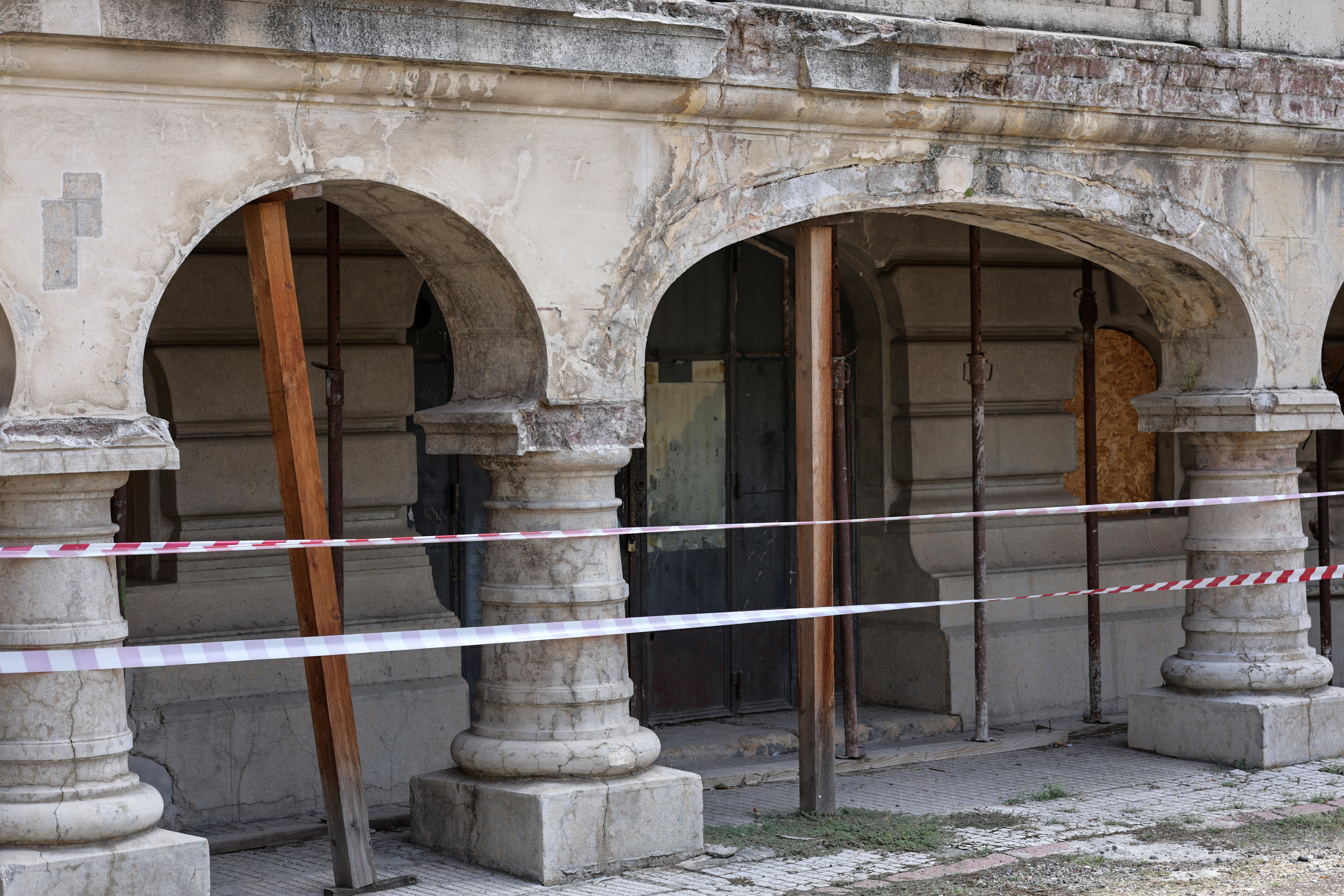 O bijuterie a Bucureștiului se luptă cu timpul, în timp ce restaurarea bate pasul pe loc