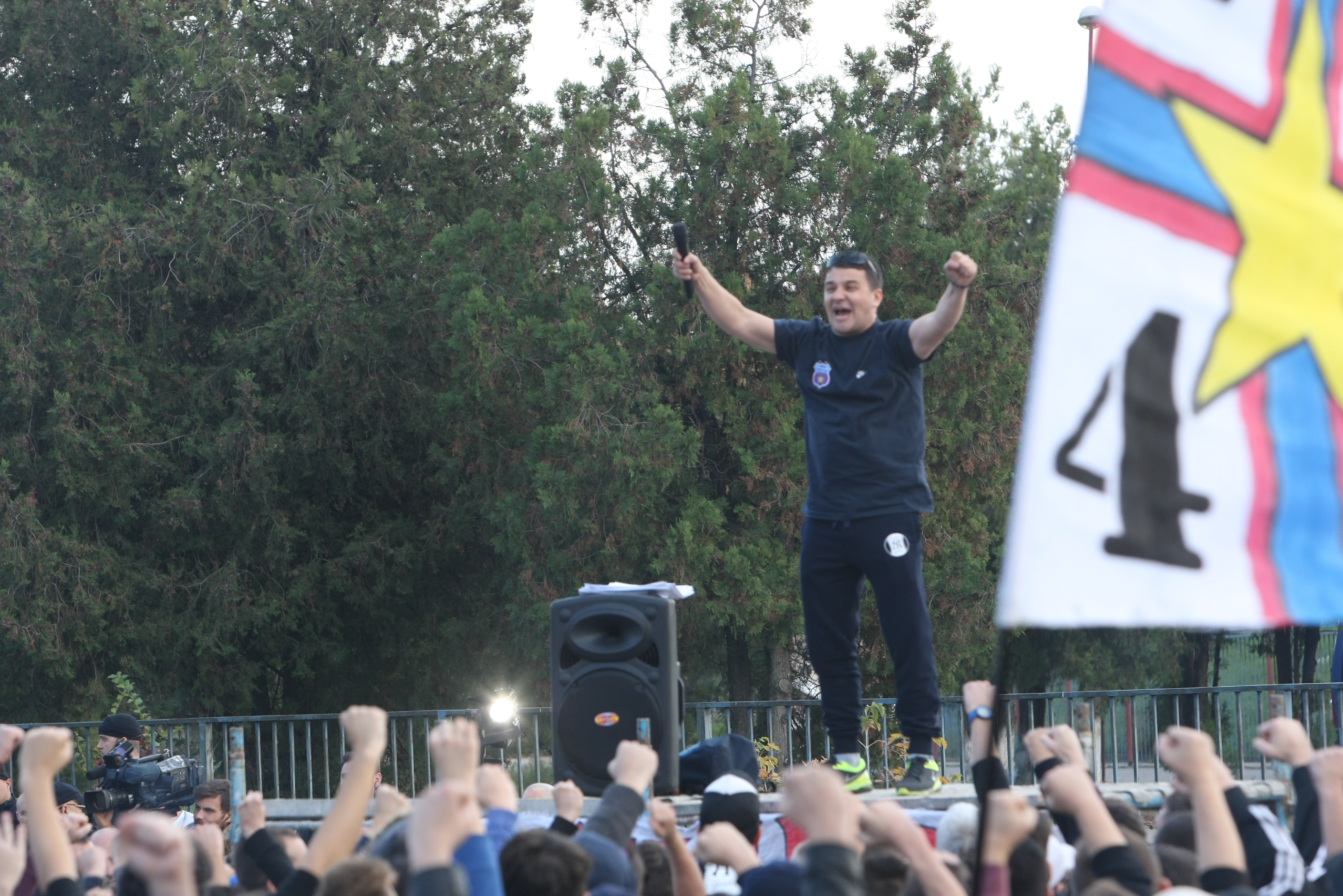 Fanii își cer în stradă Steaua înapoi. ^1.000 de oameni, la mitingul suporterilor. Gigi Becali e liniștit: ”N-am nici o grijă, sunt teribiliști” / FOTO
