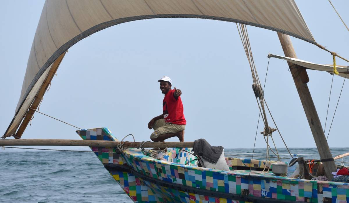 Flipflopi, barca de 9 metri construită din 30.000 de șlapi și 10 tone de plastic, a navigat 500 km, din Kenya până în Zanzibar