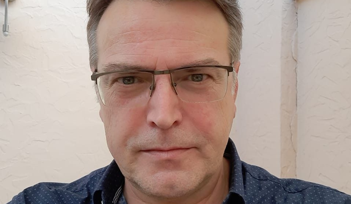 Imagini de la priveghiul lui Ioan Isaiu. Sicriul cu trupul neînsuflețit al actorului a fost depus la Teatrul Național Cluj-Napoca