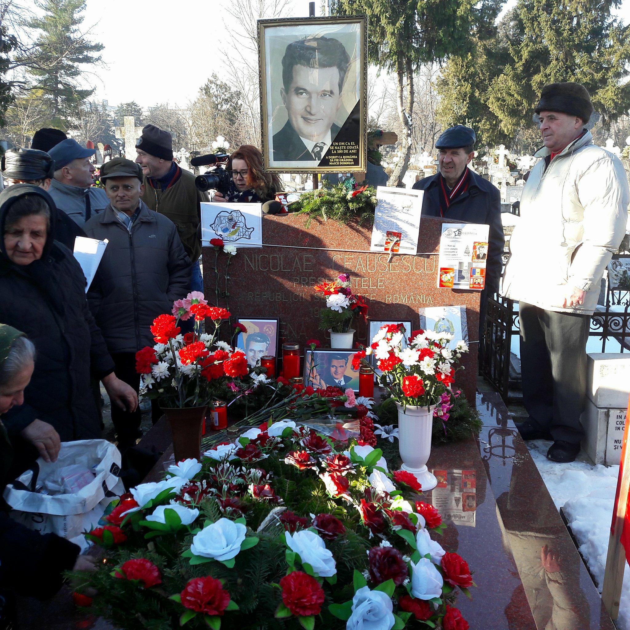Nicolae Ceaușescu ar fi împlinit 100 de ani. Zeci de nostalgici s-au adunat la cimitirul Ghencea / FOTO