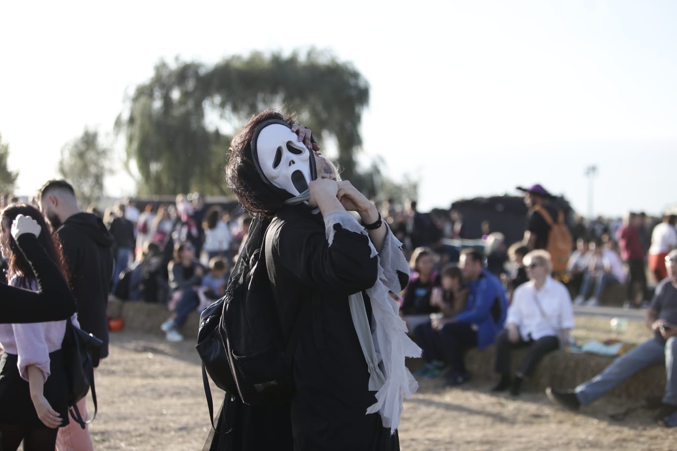 FOTOREPORTAJ. Lacul Morii s-a transformat pentru cel mai mare festival de Halloween din România cu 15,5 tone de dovleci și peste o mie de baloți de paie