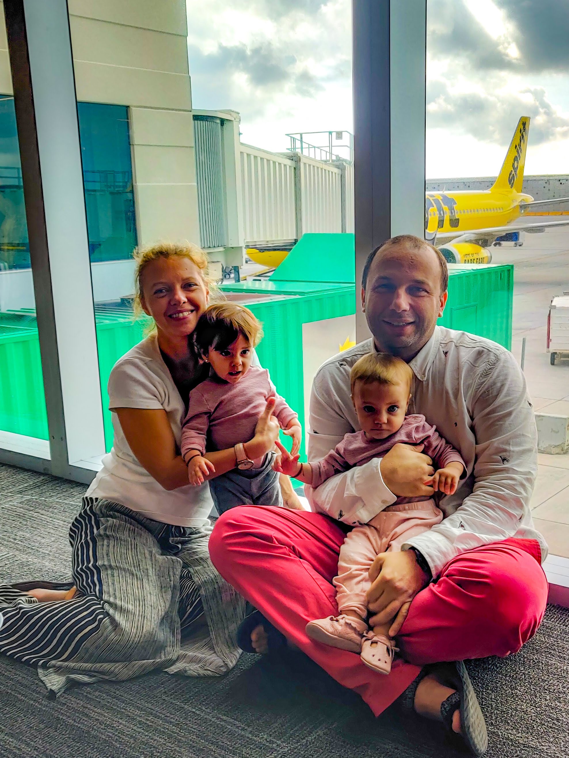 Experiența curajoasă a unei familii din România. Șase luni pe trei continente, cu doi bebeluși și fără bagaj de cală. ”Cum te descurci acasă cu copiii, așa o faci și în călătorie!”