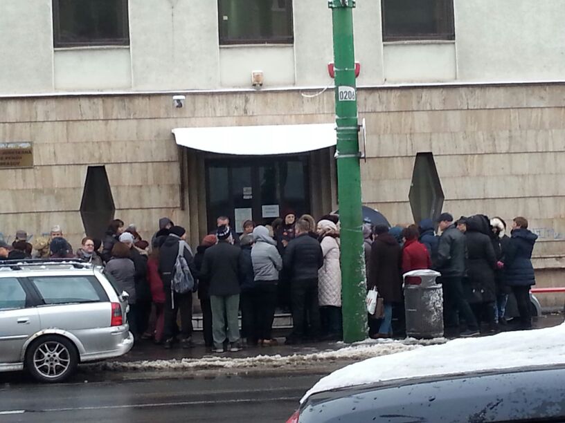 Protest spontan al angajaților de la Casa de Pensii Braşov din cauza salariilor mici| GALERIE FOTO