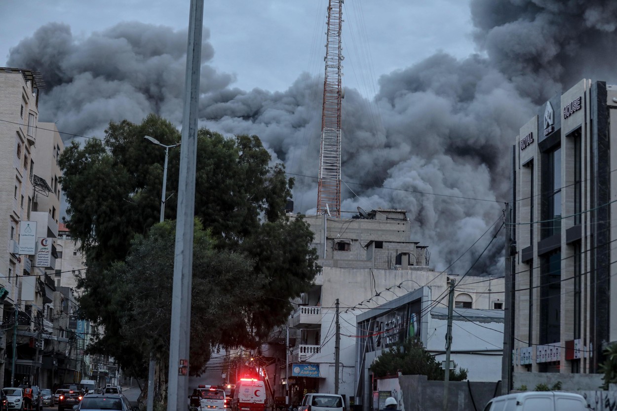 700 de morți în Israel după confruntările cu Hamas, în timp ce forțele armate încă luptă să-și elibereze complet teritoriul. Israelul a declarat oficial stare de război