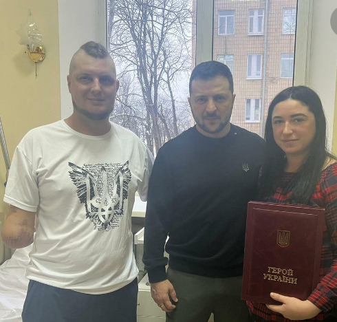 Eroul ucrainean care și-a pierdut brațele și vederea la un ochi, în luptele cu rușii, și-a deschis o pizzerie: „Pentru fiicele mele nu m-am lăsat doborât”